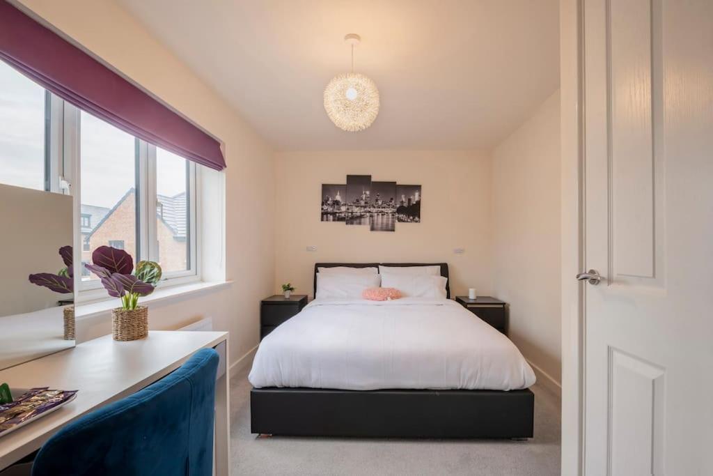 Llit o llits en una habitació de Hemsworth Homestay with Double Bedroom and Private Bathroom
