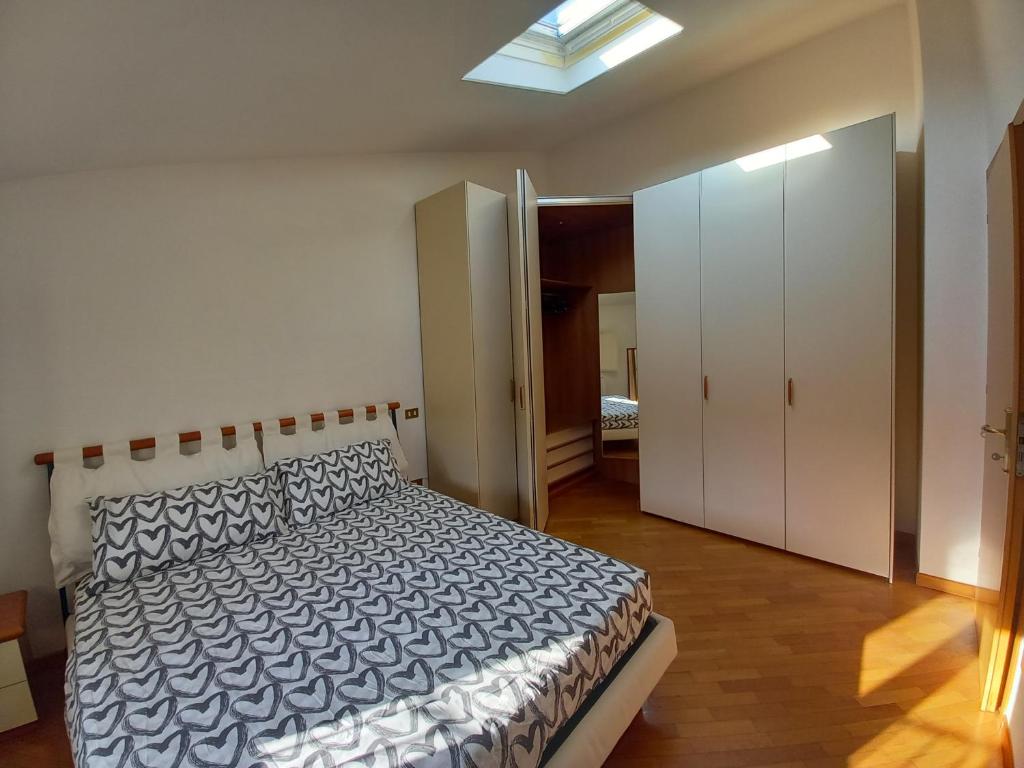 1 dormitorio con cama y armario blanco en appartamento provenzali, en Cento