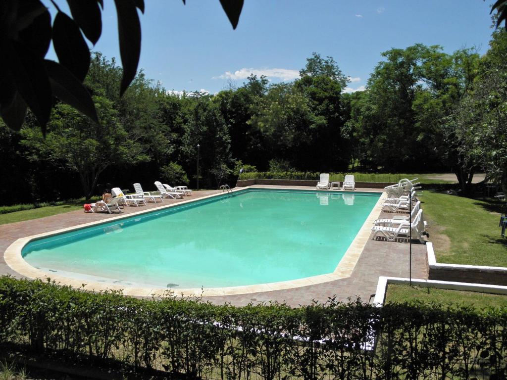 una gran piscina con tumbonas en Posada La Campiña en Valle Hermoso