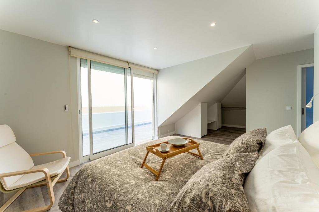 een woonkamer met een bed en een tafel bij Penthouse Formosa Sunset and Beach in Funchal
