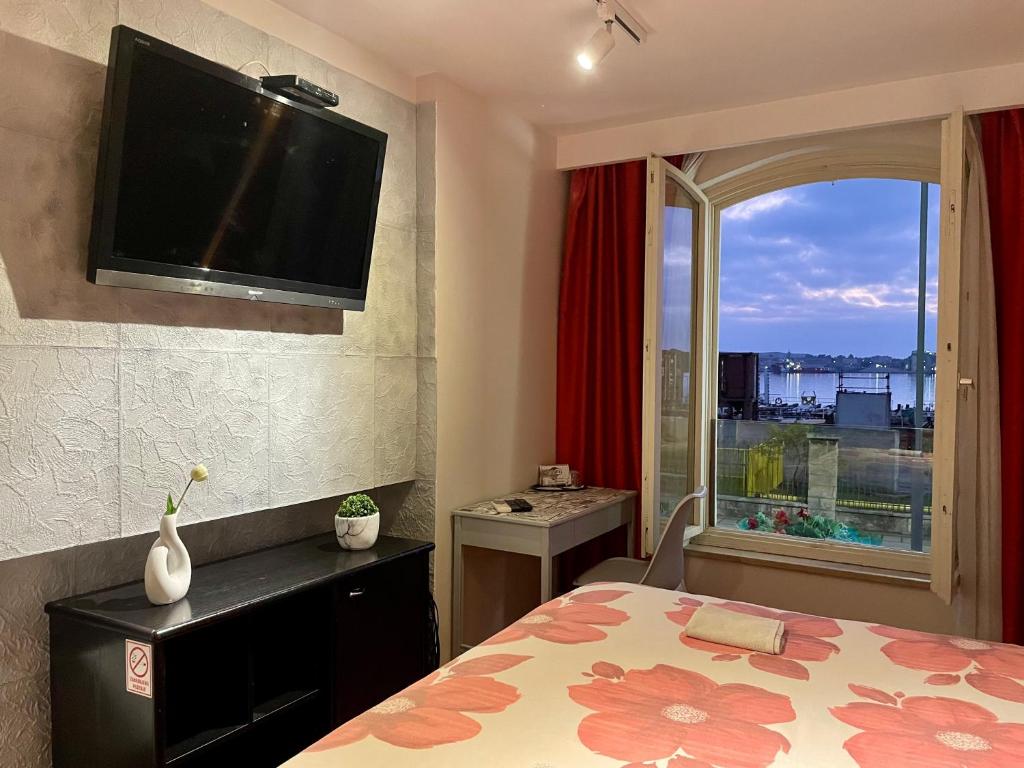 TV a/nebo společenská místnost v ubytování Hostel Pipištrelo