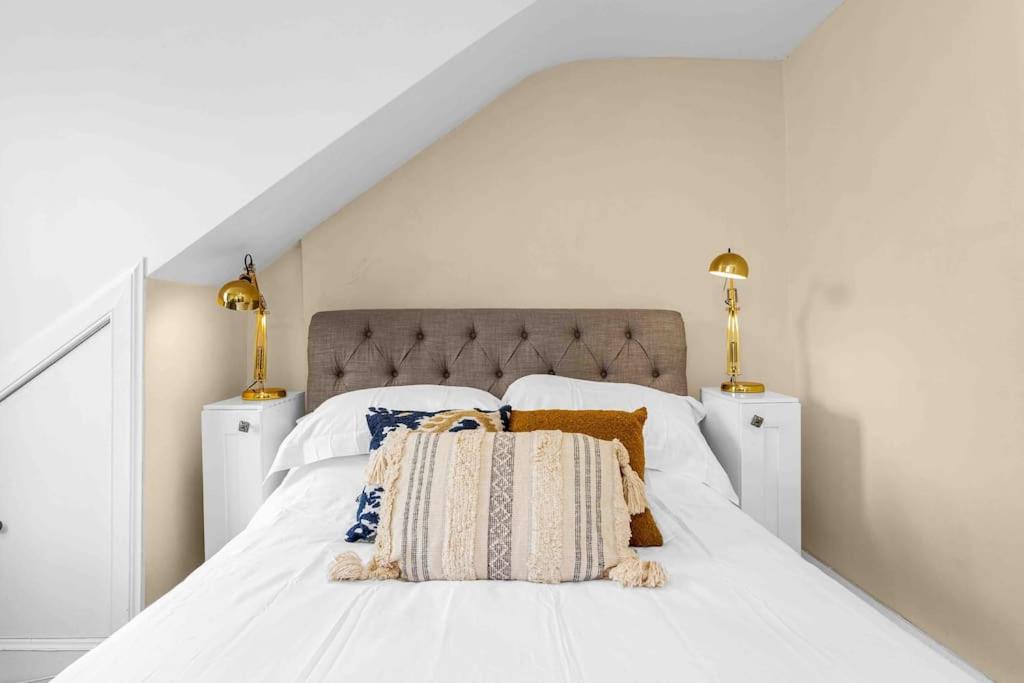 ein weißes Bett mit zwei Kissen darüber in der Unterkunft Stylish 1 Bedroom apartment in Edinburgh