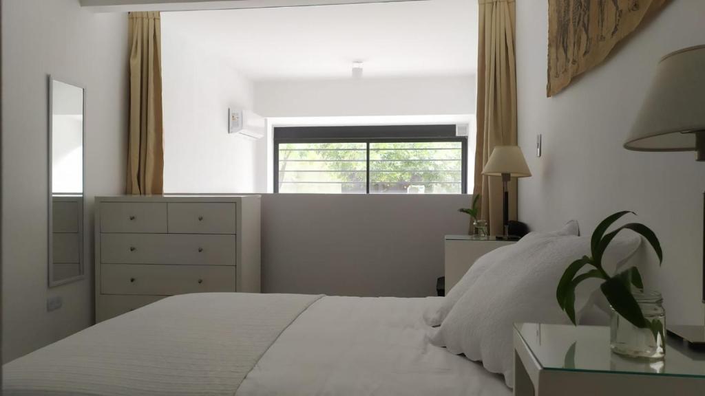 1 dormitorio con cama blanca y ventana en Departamento nuevo a 4 cuadras de Palermo y 3 de Movistar Arena en Buenos Aires