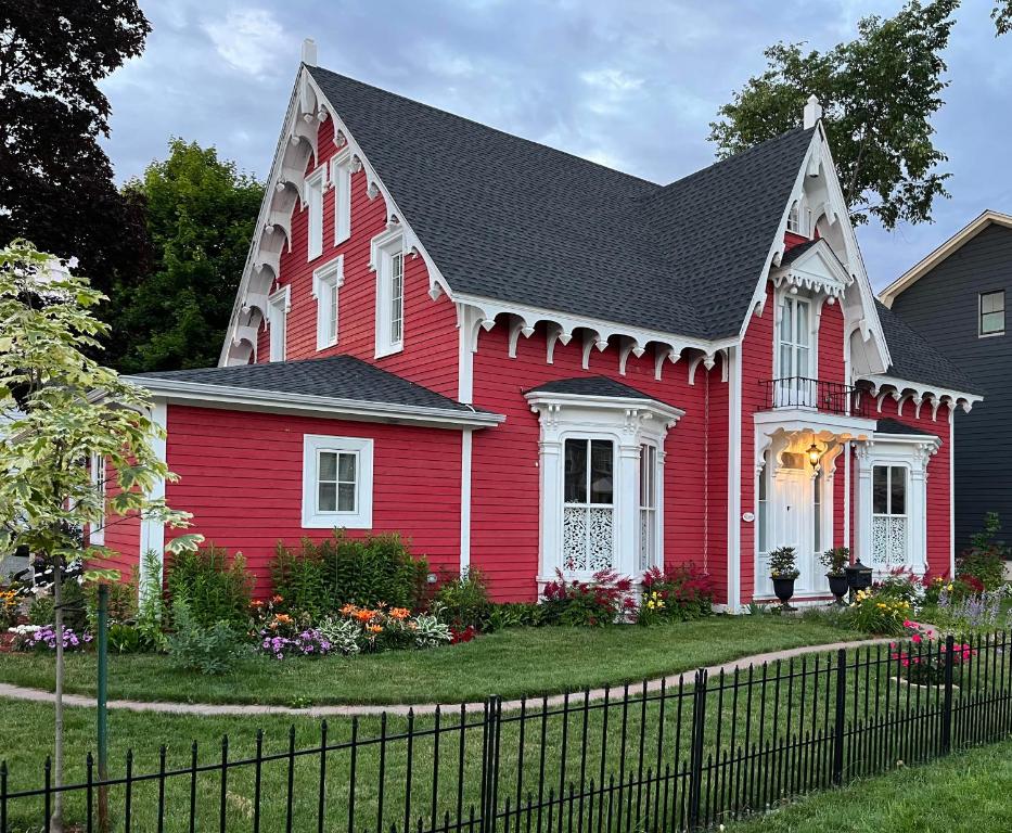 una casa roja con techo negro en The Red House Fredericton, en Fredericton
