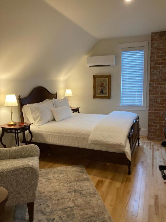 Postel nebo postele na pokoji v ubytování The Red House Fredericton