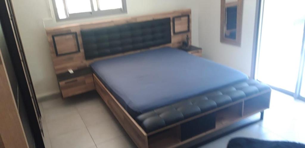 uma cama num quarto com um colchão azul em VILLA JAGUAR em Le Gosier