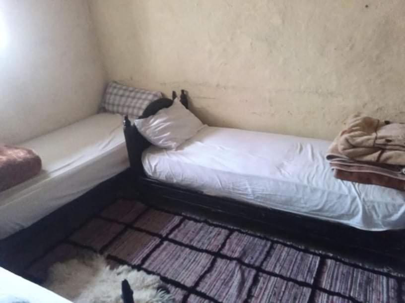 un letto in un angolo della stanza di Auberge Ouabas a Agoudim
