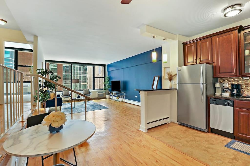 uma grande cozinha com uma mesa e um frigorífico em Charming 1BR Unit Great Location - Chestnut 19H em Chicago