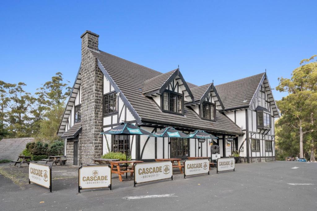 una casa con carteles delante de ella en The Fox and Hounds Historic Hotel, en Port Arthur