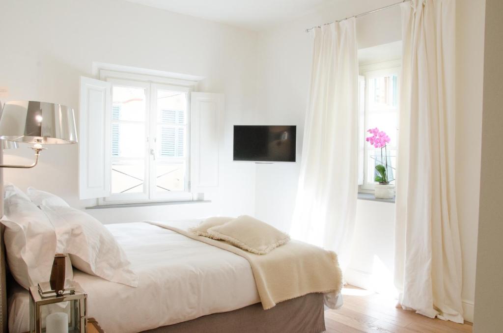 Postel nebo postele na pokoji v ubytování Hall Suites
