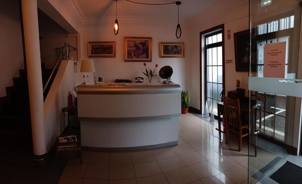 Hotel Insular في بونتا ديلغادا: مطبخ مع كونتر في الغرفة