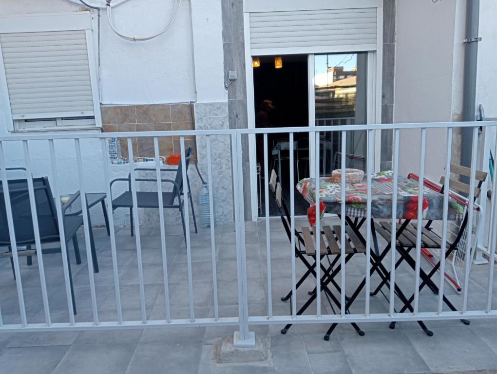 バレンシアにあるLola Apartment Encortsのバルコニー(テーブル、椅子付)