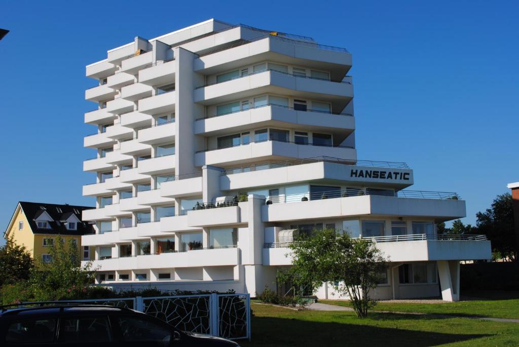un grande edificio bianco con un cartello di mercato di Haus Hanseatic, Wohnung 107 a Duhnen