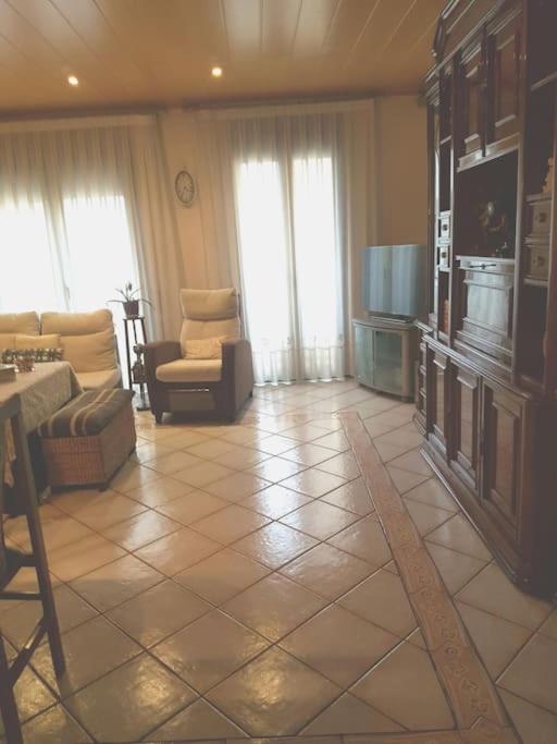 Televízia a/alebo spoločenská miestnosť v ubytovaní Casa Maite