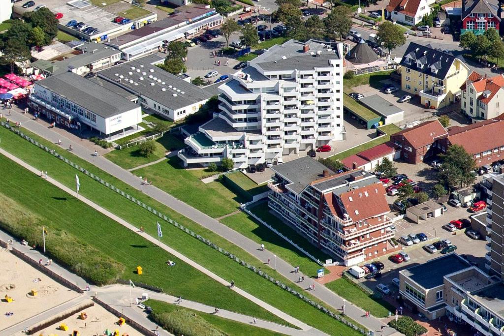 an aerial view of a city with buildings at Haus Hanseatic, Wohnung 111 in Duhnen