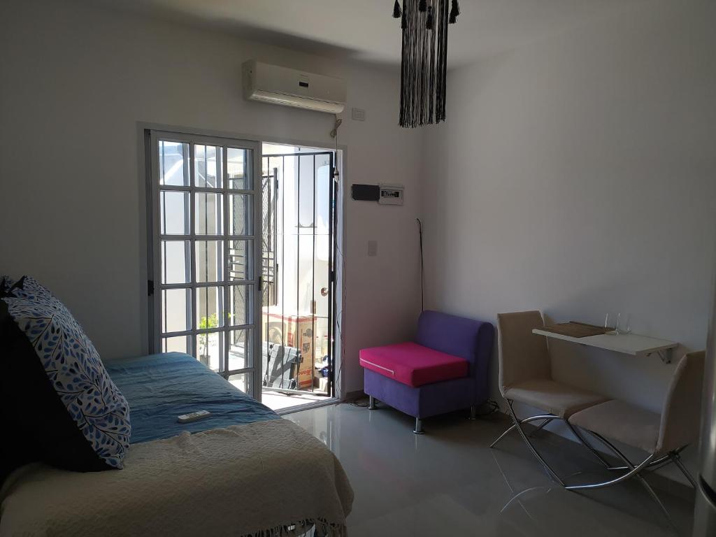 1 dormitorio con 1 cama, 1 silla y 1 ventana en Hermoso Apartamento a estrenar en Buenos Aires