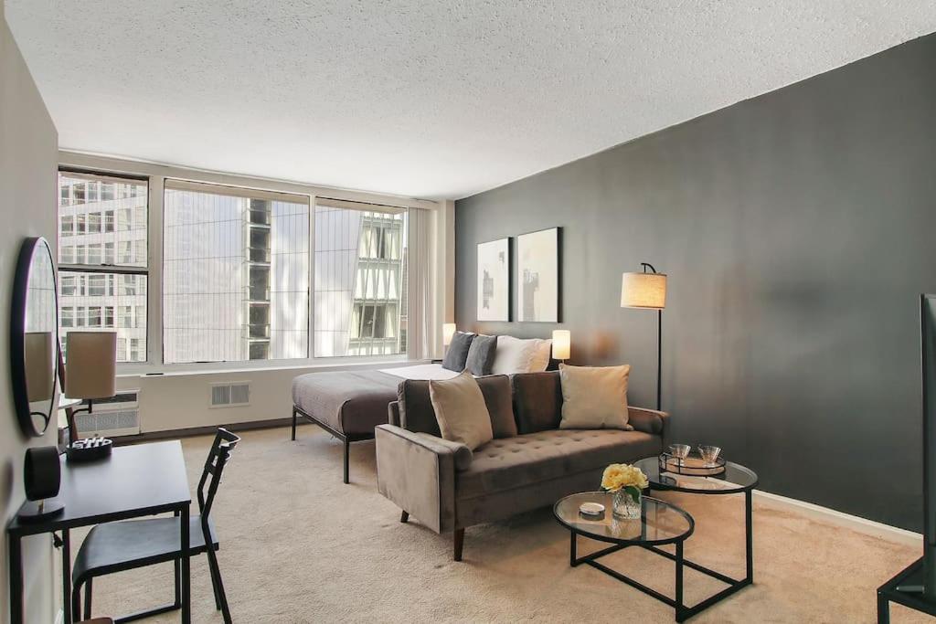 uma sala de estar com um sofá e uma cama em Sleek Gold Coast Studio Apartment - Chestnut 19E em Chicago