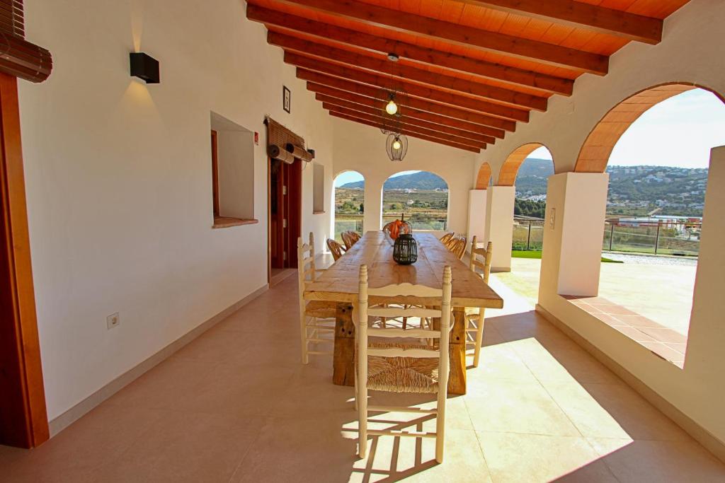 Balkón nebo terasa v ubytování Rosalia - holiday home with panoramic view and private pool in Teluda
