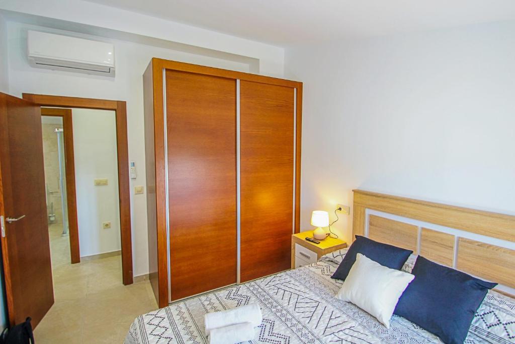 Postel nebo postele na pokoji v ubytování Rosalia - holiday home with panoramic view and private pool in Teluda