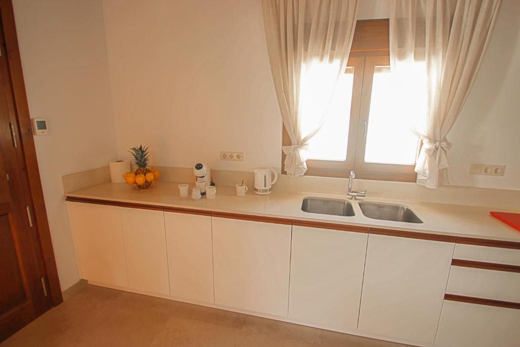 Kuchyň nebo kuchyňský kout v ubytování Rosalia - holiday home with panoramic view and private pool in Teluda