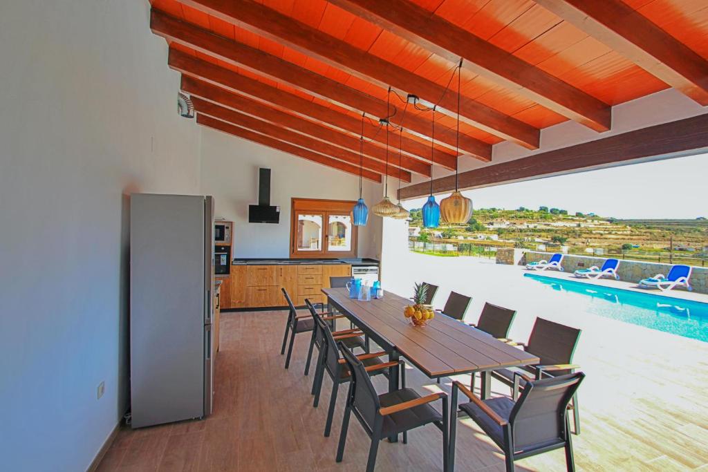 Bazén v ubytování Rosalia - holiday home with panoramic view and private pool in Teluda nebo v jeho okolí