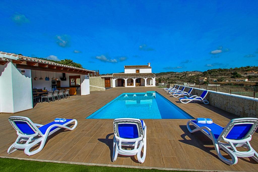 Bazén v ubytování Rosalia - holiday home with panoramic view and private pool in Teluda nebo v jeho okolí