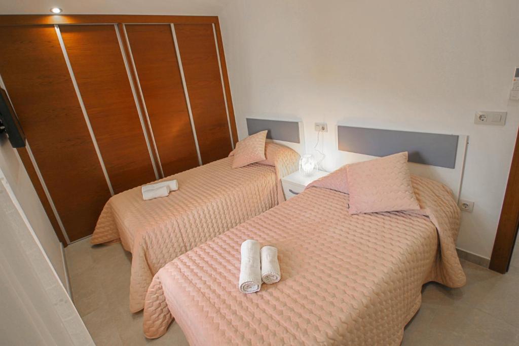 Postel nebo postele na pokoji v ubytování Rosalia - holiday home with panoramic view and private pool in Teluda