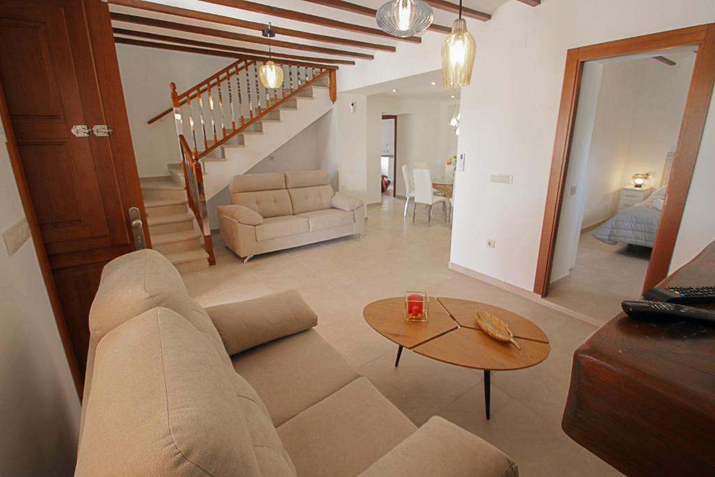 Posezení v ubytování Rosalia - holiday home with panoramic view and private pool in Teluda