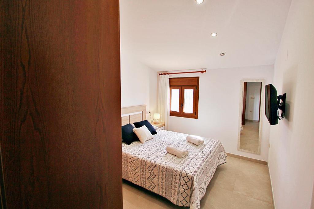 Postel nebo postele na pokoji v ubytování Rosalia - holiday home with panoramic view and private pool in Teluda