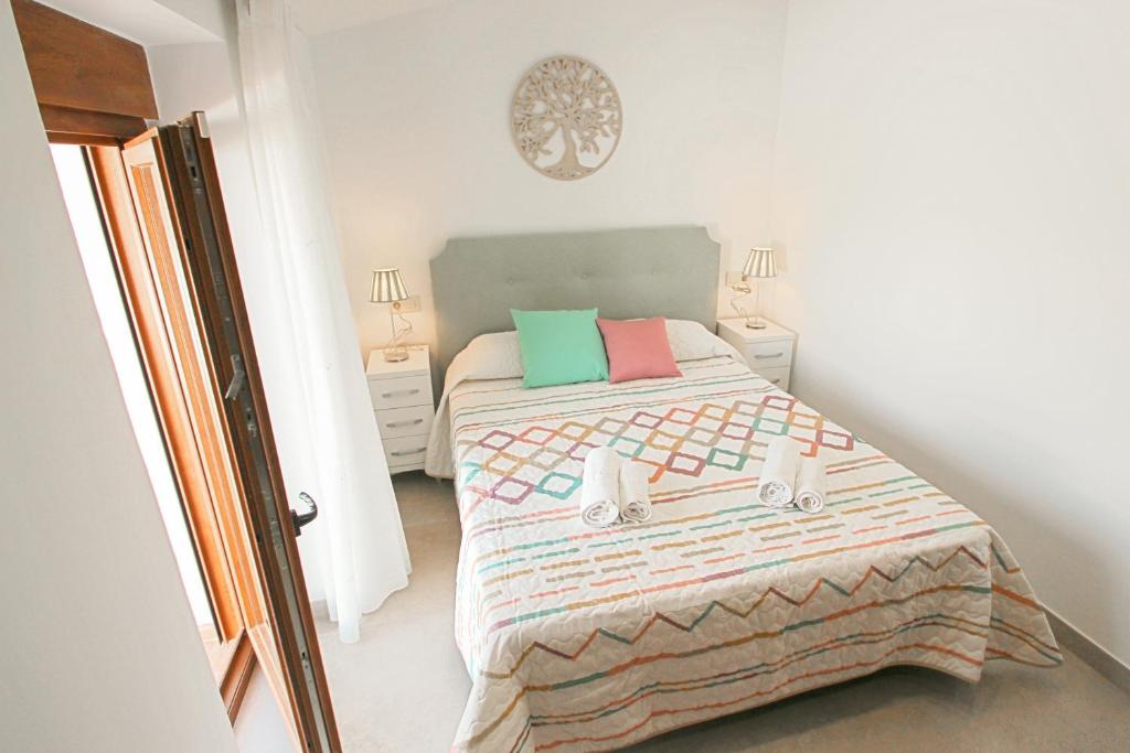 Postel nebo postele na pokoji v ubytování Rosalia - holiday home with panoramic view and private pool in Teluda