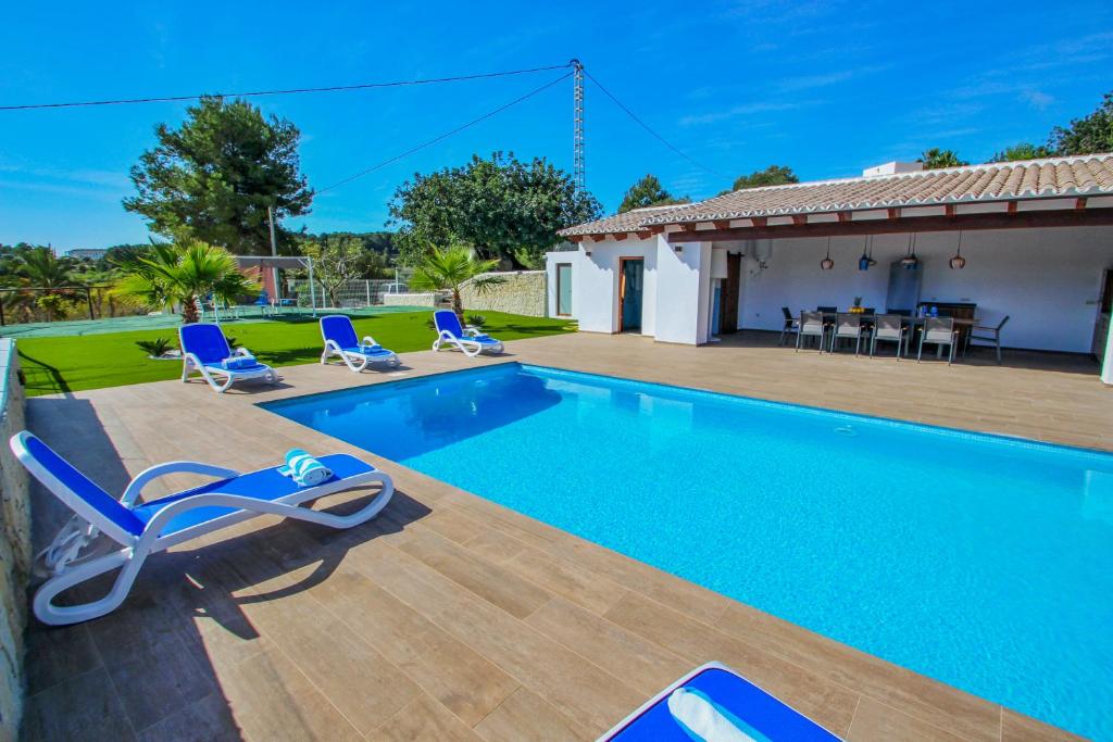 Bazén v ubytování Rosalia - holiday home with panoramic view and private pool in Teluda nebo v jeho okolí