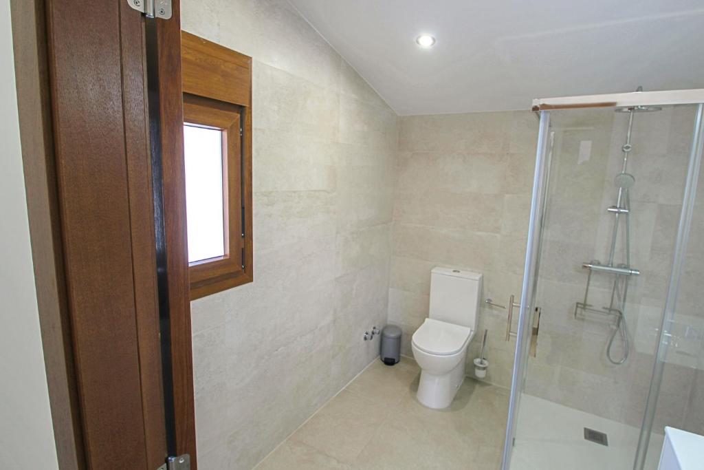 Koupelna v ubytování Rosalia - holiday home with panoramic view and private pool in Teluda