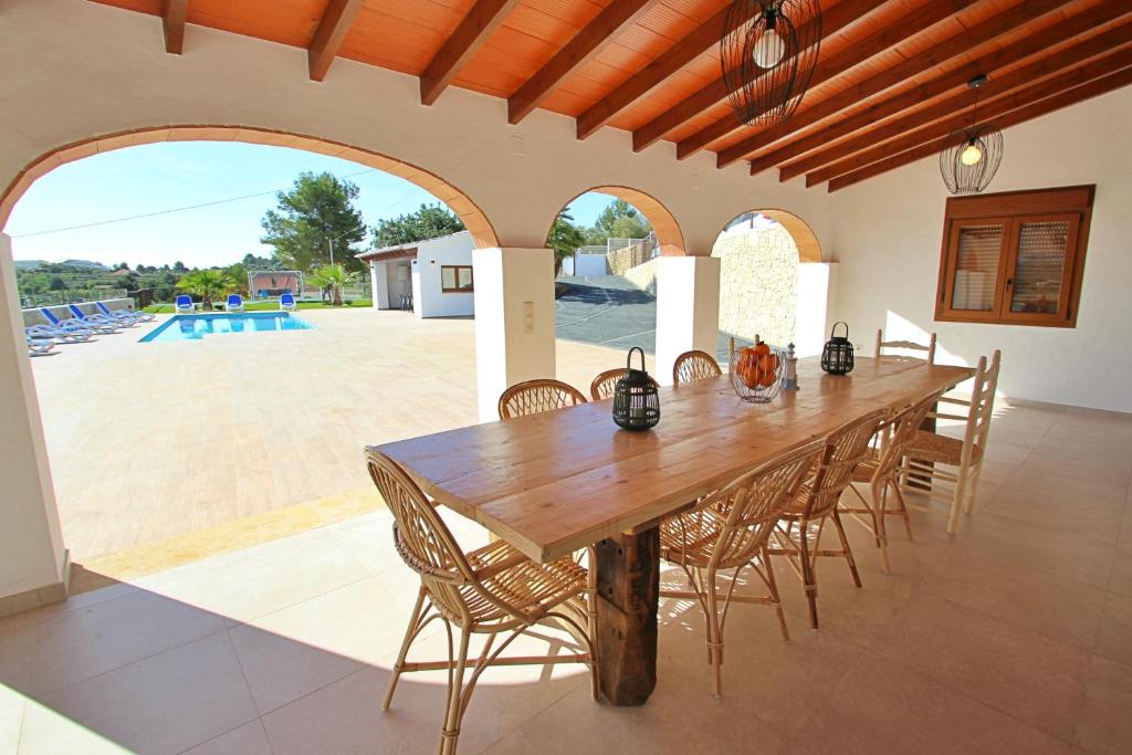 Bazén v ubytování Rosalia - holiday home with panoramic view and private pool in Teluda nebo v jeho okolí