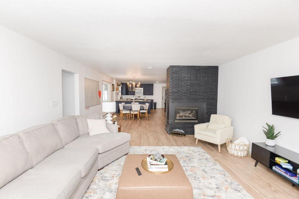 ein Wohnzimmer mit einer weißen Couch und einem Kamin in der Unterkunft NEW Remodeled Townhome in Central Fargo in Fargo