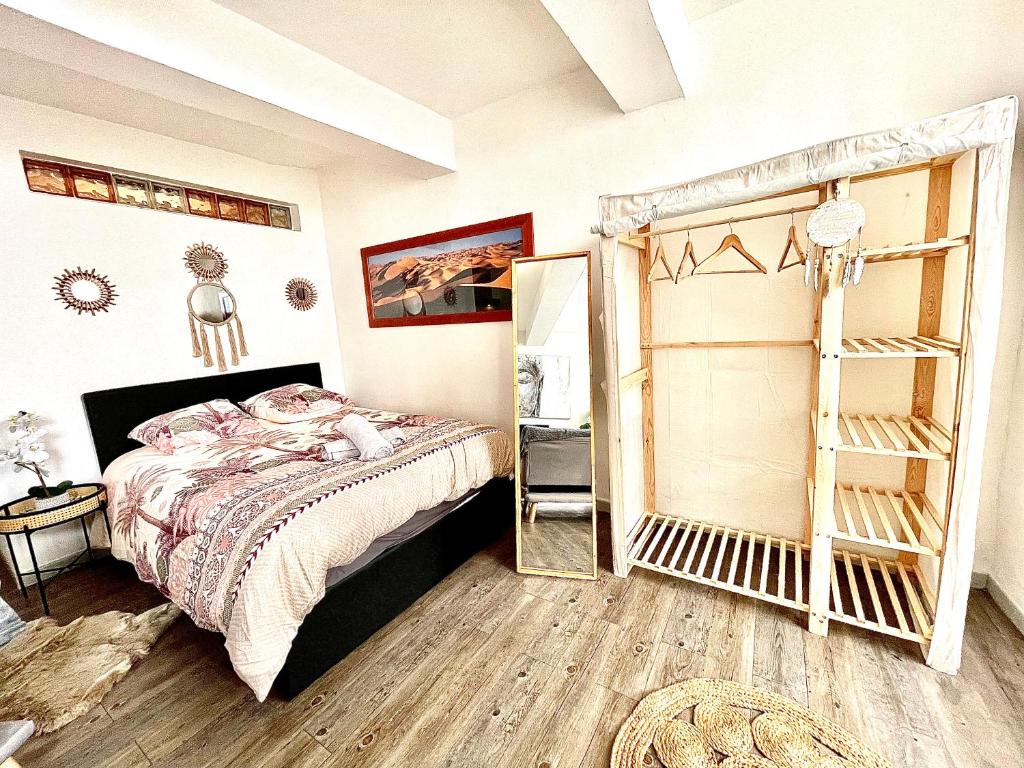 sypialnia z łóżkiem i lustrem w obiekcie *Le Sahara*Hyper Centre*Wifi* w mieście Salon-de-Provence