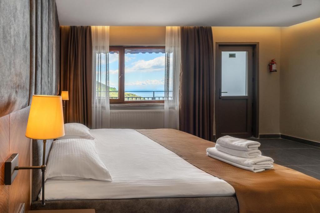 Postel nebo postele na pokoji v ubytování Assos Kartal Yuvasi Hotel