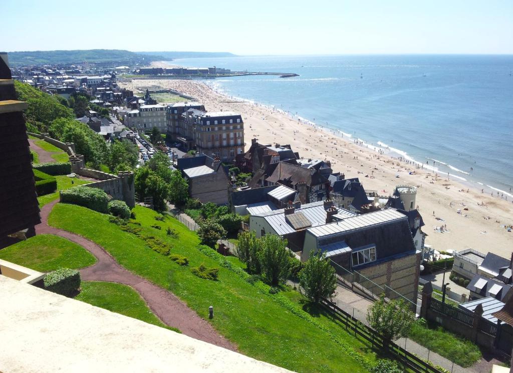 une vue d'une plage avec des bâtiments et l'océan dans l'établissement Appartement Trouville-sur-Mer vue mer imprenable, à Trouville-sur-Mer