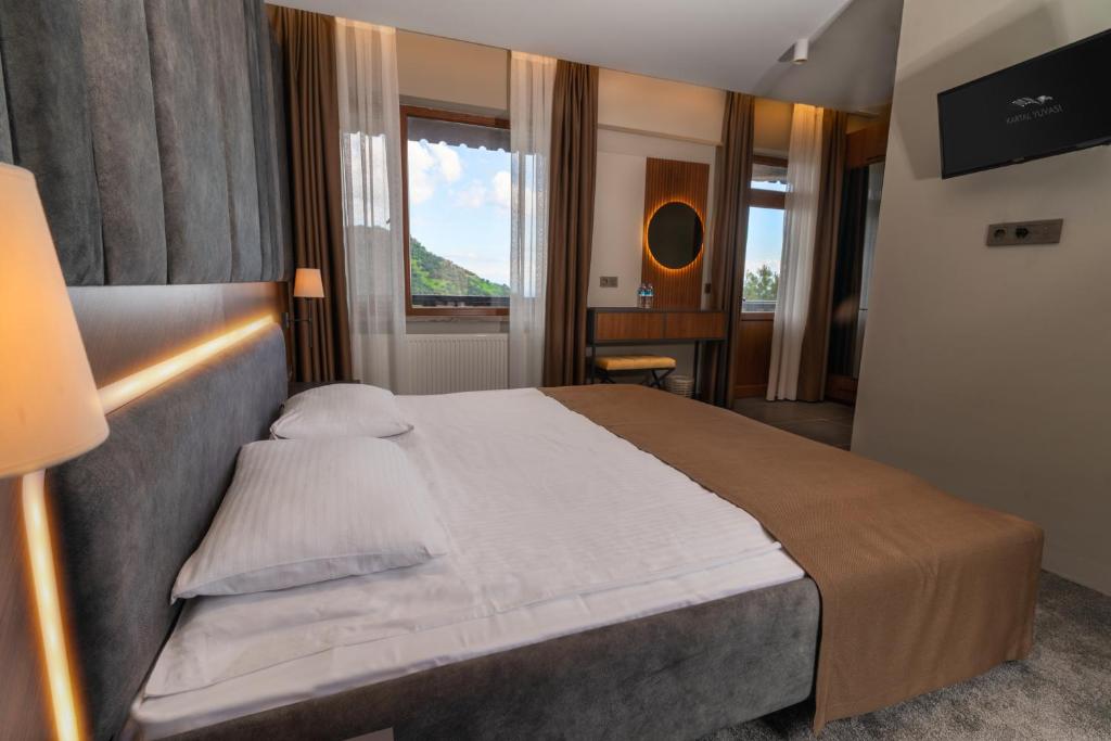 Postel nebo postele na pokoji v ubytování Assos Kartal Yuvasi Hotel