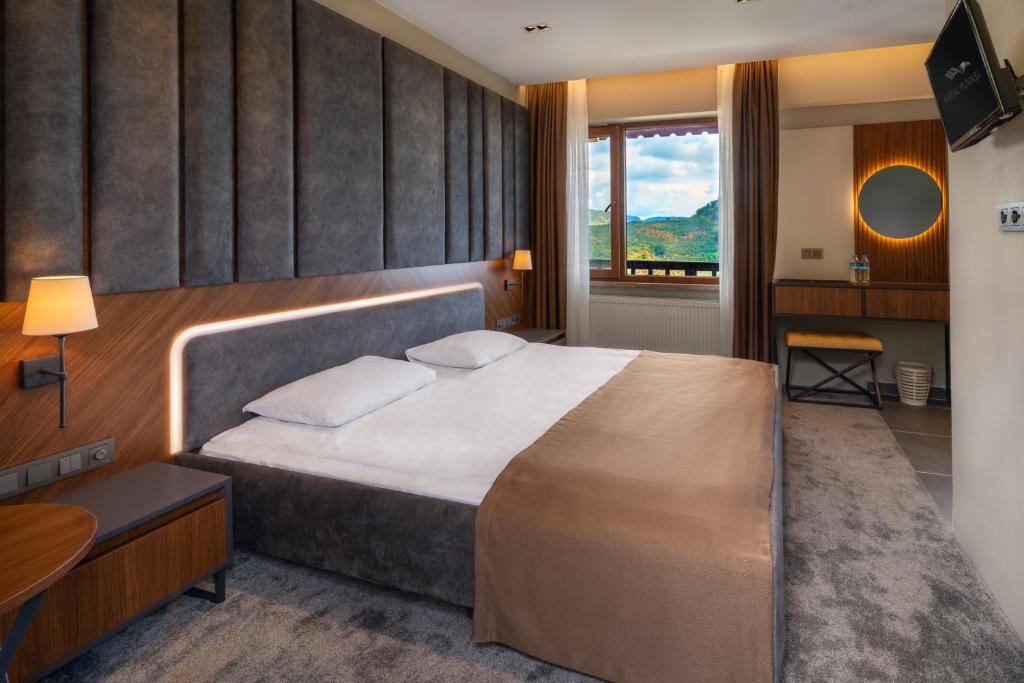 Postel nebo postele na pokoji v ubytování Assos Kartal Yuvasi Hotel