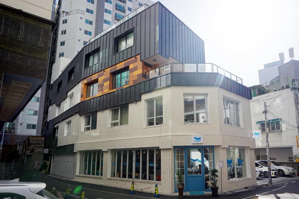 um edifício alto numa rua da cidade com em Bluehum Guest house em Incheon