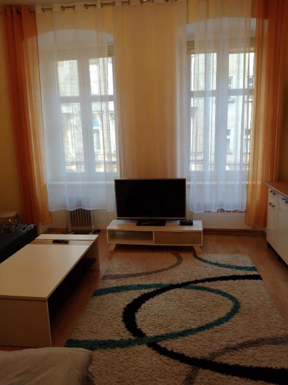 Televízia a/alebo spoločenská miestnosť v ubytovaní Pokój w prywatnym mieszkaniu 25m centrum Wrocławia