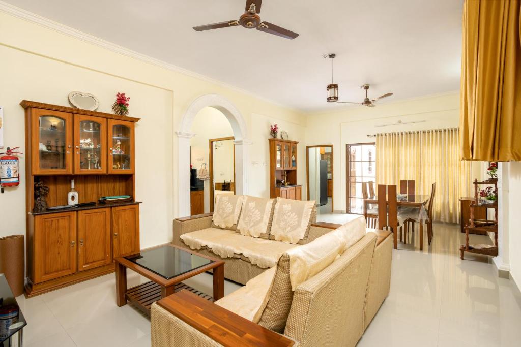 uma sala de estar com um sofá e uma mesa em Paradise Inn em Cochin