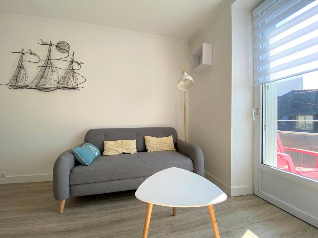 Część wypoczynkowa w obiekcie Appartement rénové 5 personnes avec balcon au centre de Perros-Guirec - FR-1-368-382