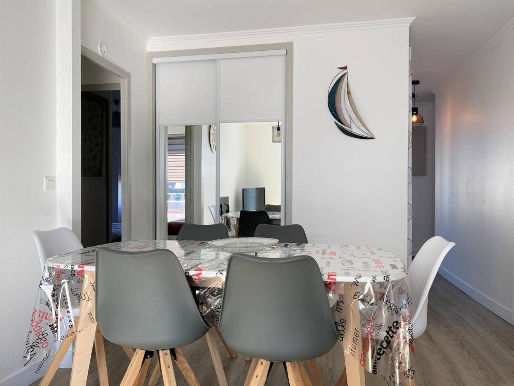 Część wypoczynkowa w obiekcie Appartement rénové 5 personnes avec balcon au centre de Perros-Guirec - FR-1-368-382