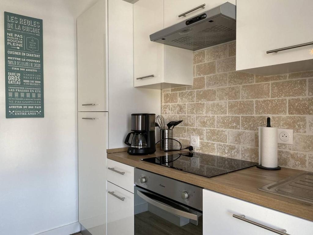 Kuchnia lub aneks kuchenny w obiekcie Appartement rénové 5 personnes avec balcon au centre de Perros-Guirec - FR-1-368-382