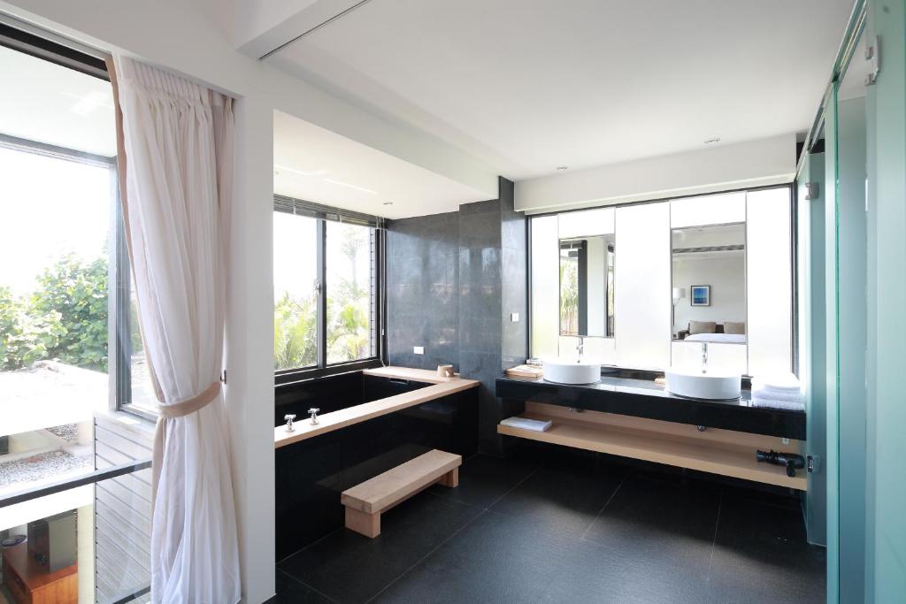 a bathroom with two sinks and a large window at Fu Wan Cafe Villa in Donggang