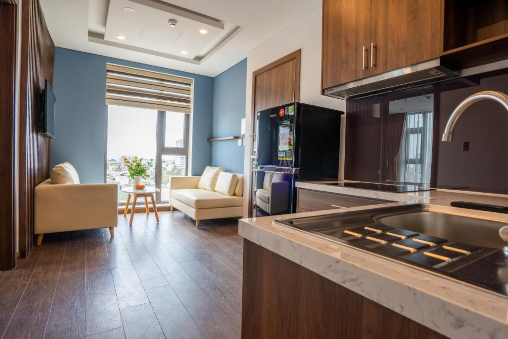 Kuchyň nebo kuchyňský kout v ubytování Minh Quan Hotel - Da Nang Center By HOS