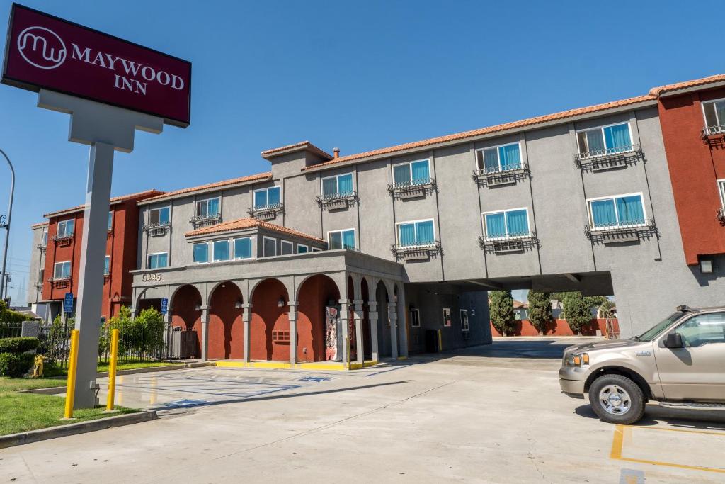 MaywoodにあるMaywood Innのマルーン イン 前の駐車場