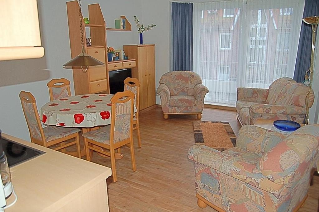 a kitchen and living room with a table and chairs at Seepferdchen in Dorum Neufeld