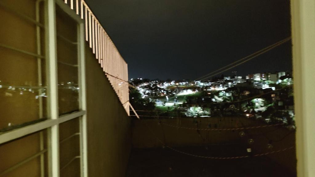 una ventana con vistas a la ciudad por la noche en Casa roble20, en El Alcanfor